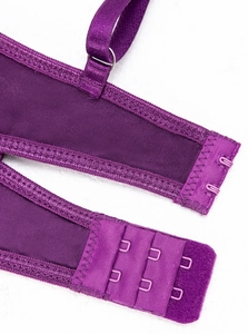 Détail du dos du soutien-gorge en résille violette avec agrafage double et bretelles