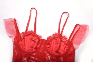 Détail d'un ensemble de lingerie en dentelle rouge avec bonnets en satin et bretelles
