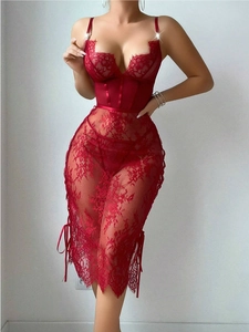 Détail de teddy en dentelle florale rouge avec rubans en satin et ourlet évasé transparent
