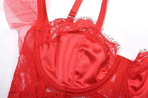 Détail d'un ensemble de lingerie rouge avec dentelle de cils et tissu en satin brillant