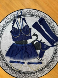 Détail d'un ensemble babydoll bleu foncé en mesh transparent avec chaînes dorées
