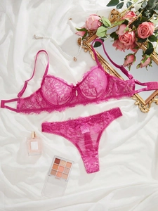 Ensemble soutien-gorge en dentelle rose avec fond en satin et décoration florale