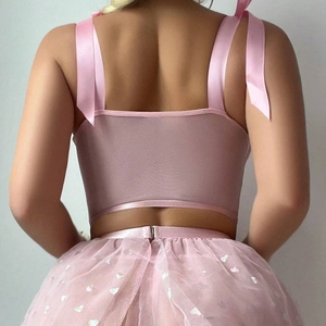 Rückansicht von sexy Dessous-Set in Rosa mit Blumen-Netzrock und Satin-Bändern
