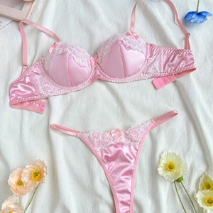 Ensemble soutien-gorge en satin rose et dentelle avec armatures et string assorti