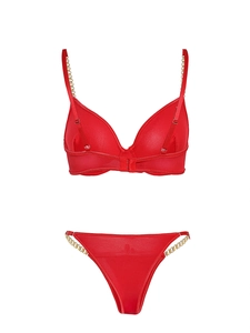 Détail d'un ensemble de lingerie rouge avec chaînes en métal doré et tissu microfibre