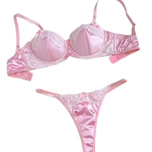 Ensemble de lingerie en satin rose avec dentelle blanche florale et bretelles fines