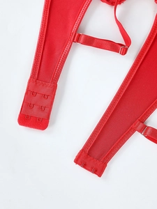 Vue macro du dos d'un soutien-gorge en résille rouge avec agrafes et boucles argentées