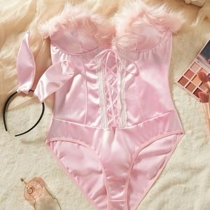 Détails du body de lapin en satin rose avec bordure en peluche et oreilles assorties