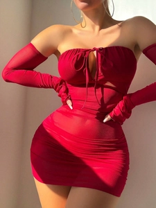 Détail d'une robe rouge moulante à lacets avec texture plissée et manches assorties