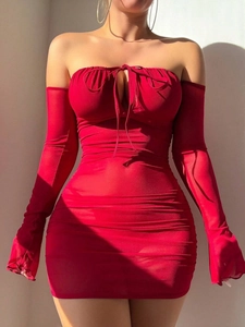 Détail de robe moulante rouge à lacets avec résille froncée et manches assorties