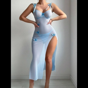 Détail du body en mesh bleu clair avec appliques papillons 3D et bretelles à nœuds