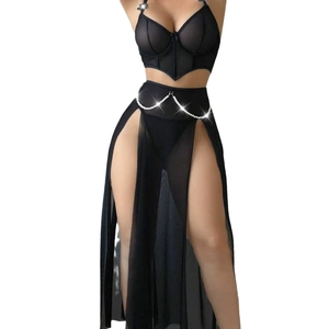Ensemble lingerie deux pièces en mesh noir avec jupe fendue et chaîne de perles à la taille