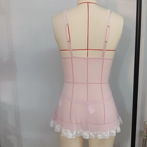 Dettaglio di lingerie in chiffon rosa con rifiniture in pizzo floreale bianco su manichino