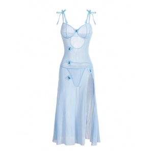 Détail de la chemise en maille bleu clair avec broderie papillon et découpe frontale