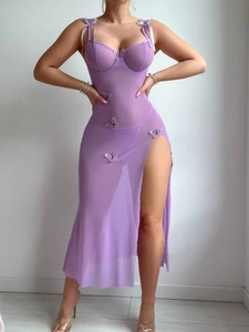 Détail de body en tulle violet avec broderies papillon et fente latérale haute