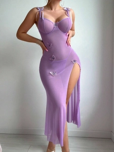 Détail d'une nuisette en résille violette avec papillons appliqués et fente haute latérale