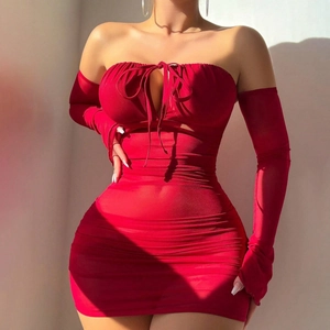 Robe moulante rouge sans bretelles avec manches longues et détail de laçage