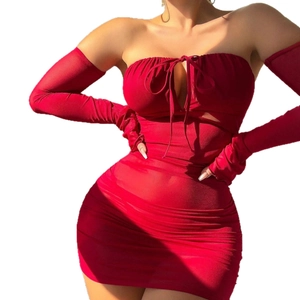 Ensemble robe moulante rouge à lacets comprenant une mini-jupe bandeau et des manches longues