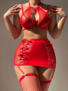 Détails de l'ensemble de lingerie rouge en similicuir avec résille et nœuds décoratifs