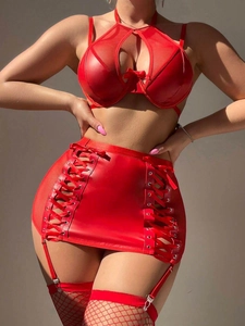 Détails d'un ensemble de lingerie rouge en similicuir avec maille transparente sexy