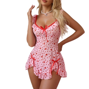 Nuisette rose à motifs cœurs rouges avec volants en dentelle blanche sur fond blanc