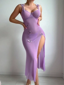 Détail d'une robe en résille violette avec appliques papillons et fente haute