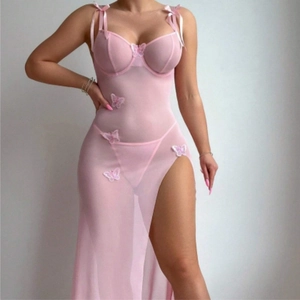 Nuisette sexy en maille bleu clair avec dentelle, fente haute et appliques papillon roses