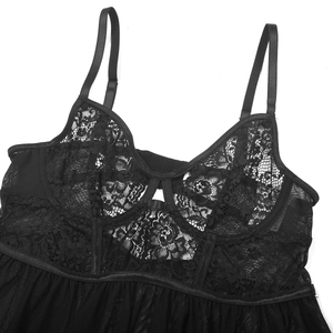 Detail der floralen Spitzencups und des transparenten Netzstoffs an einem schwarzen Hemdchen