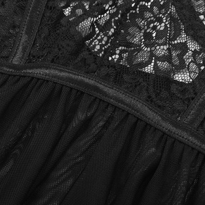 Detailaufnahme von floraler Spitze und halbtransparentem Mesh-Gewebe für Damenunterwäsche