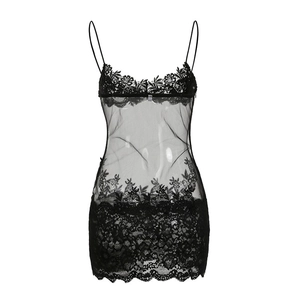 Detailaufnahme von floraler Spitze und transparentem Mesh an einem schwarzen Minikleid