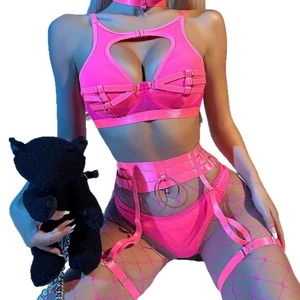 Set lingerie bondage rosa neon con taglio a cuore, calze a rete e anelli in metallo lucido