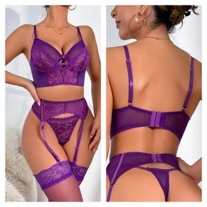 Dettaglio del set lingerie in pizzo viola con ricami floreali e rete trasparente