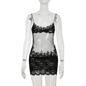 Nahaufnahme von schwarzer Blumenspitze und transparentem Netzgewebe am Mini-Kleid