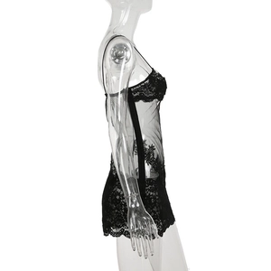 Detailansicht der floralen Spitzenstickerei auf dem durchsichtigen Netz-Minikleid