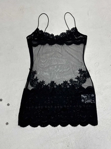 Details der floralen Spitzenstickerei und transparentem Mesh am schwarzen Minikleid