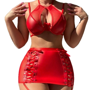 Ensemble lingerie rouge sexy avec soutien-gorge licou en résille et jupe en similicuir