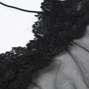 Nahaufnahme der schwarzen Blumenspitze und Netzgewebe am sexy V-Ausschnitt Kleid