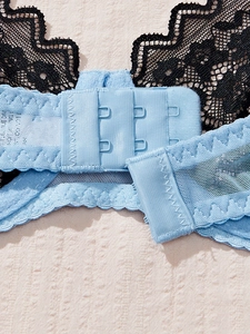 Détail du soutien-gorge en dentelle bleu clair avec fermeture pratique à double rangée d'agrafes