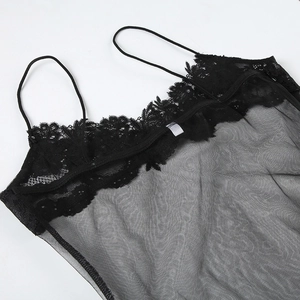 Detail von schwarzer Blumen-Spitze und transparentem Netzstoff am Camisole-Kleid