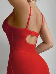 Vue détaillée du dos d'une robe lingerie rouge moulante avec découpe et bretelles