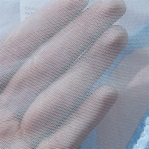 Gros plan détaillé du tissu en maille bleu clair respirant avec une texture fine
