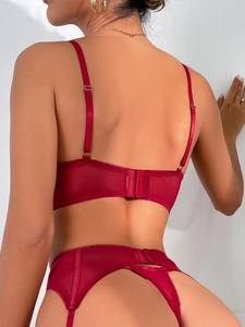 Vista posteriore di un set lingerie in pizzo rosso scuro con spalline in rete e fibbia