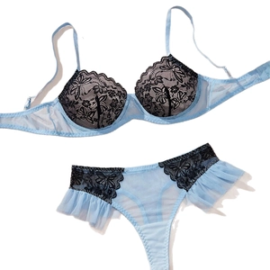 Ensemble soutien-gorge en dentelle bleu clair et broderie noire avec string mesh