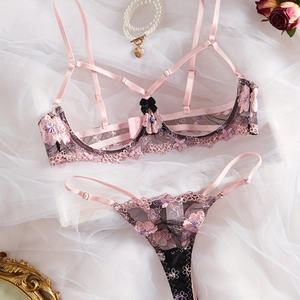 Set di lingerie in pizzo con ricamo floreale rosa e nero e dettagli in mesh
