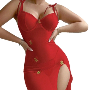 Robe lingerie en maille rouge avec appliques papillons et fente haute sur fond blanc épuré