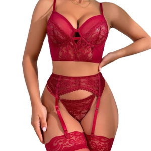 Completo intimo tre pezzi in pizzo rosso con reggiseno con ferretto e reggicalze sexy