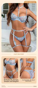 Détail d'un ensemble de lingerie en dentelle bleu clair avec papillons 3D brodés
