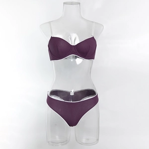 Détail de l'ensemble de lingerie en tricot côtelé violet avec bordure en dentelle