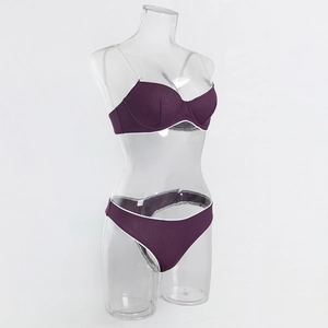 Détail de l'ensemble lingerie violet côtelé avec dentelle blanche et bretelles invisibles