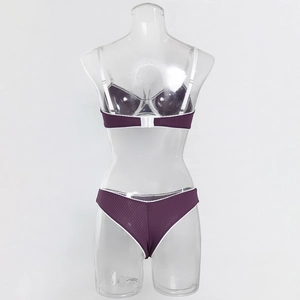 Détail de l'ensemble lingerie en tissu côtelé violet avec bordure festonnée et agrafe au dos